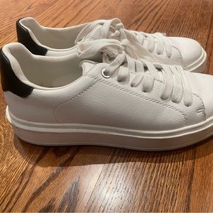 Steve Madden Catcher White Black sneaker, size 9
